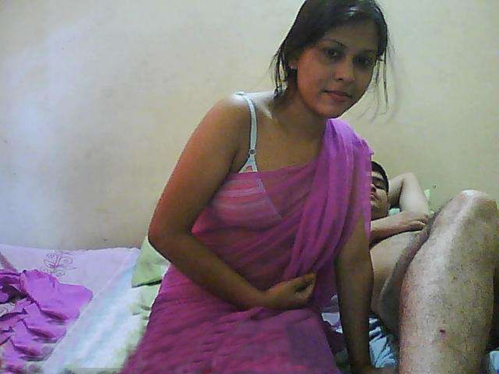 Indian hot saree bhabhi change her blouse petticoat