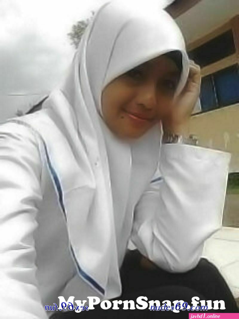Artis hot berhijap telajang bulat