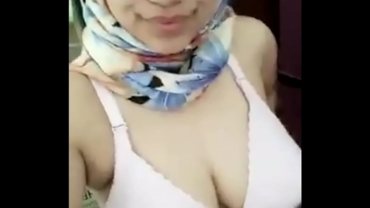 Mahasiswi Jilbab Sange Telanjang di Rumah