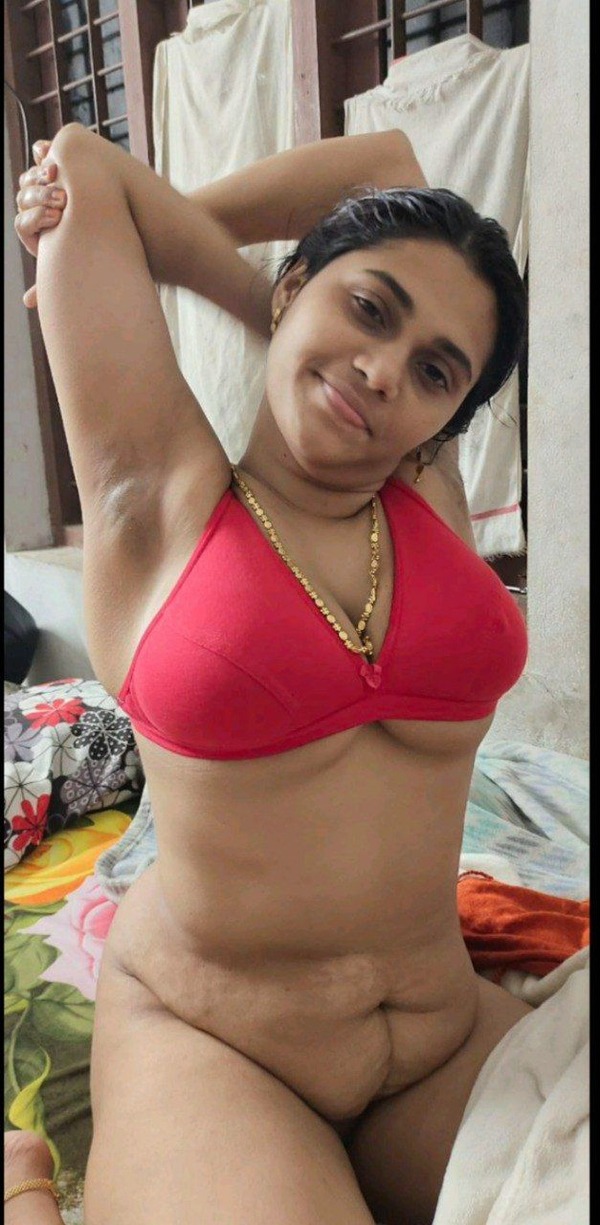 Sexy mallu wife juicy big boobs and pussy pics got leaked online!