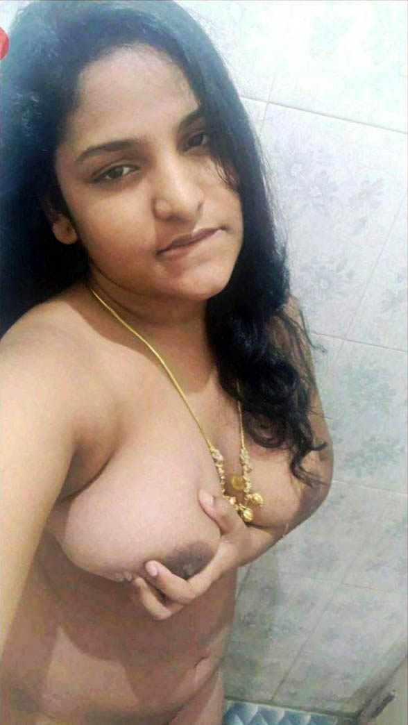 Tamil Chubby Horny Wife Nude Selfie