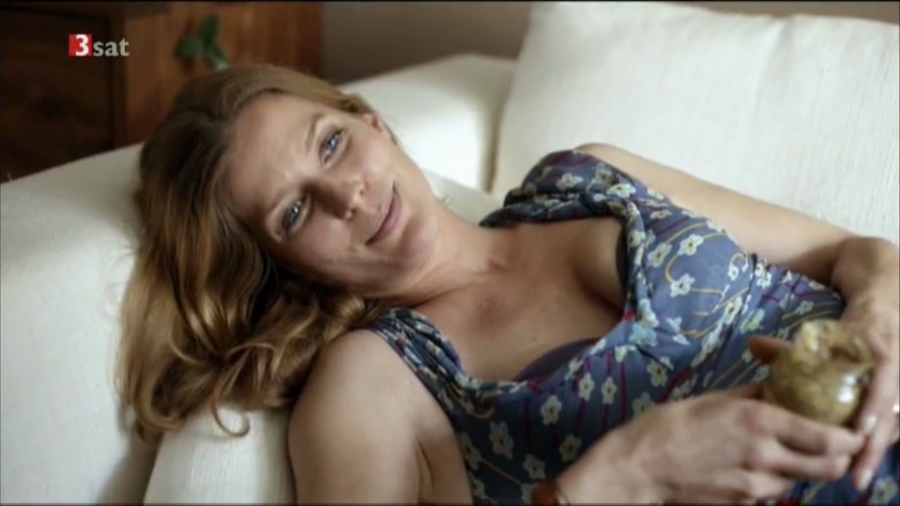 Naked Valerie Niehaus in Überleben an der Wickelfront ANCENSORED