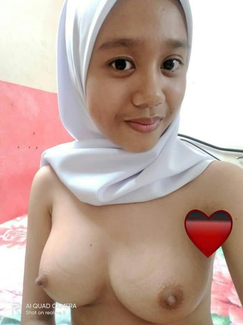 Jilbab pamer toket
