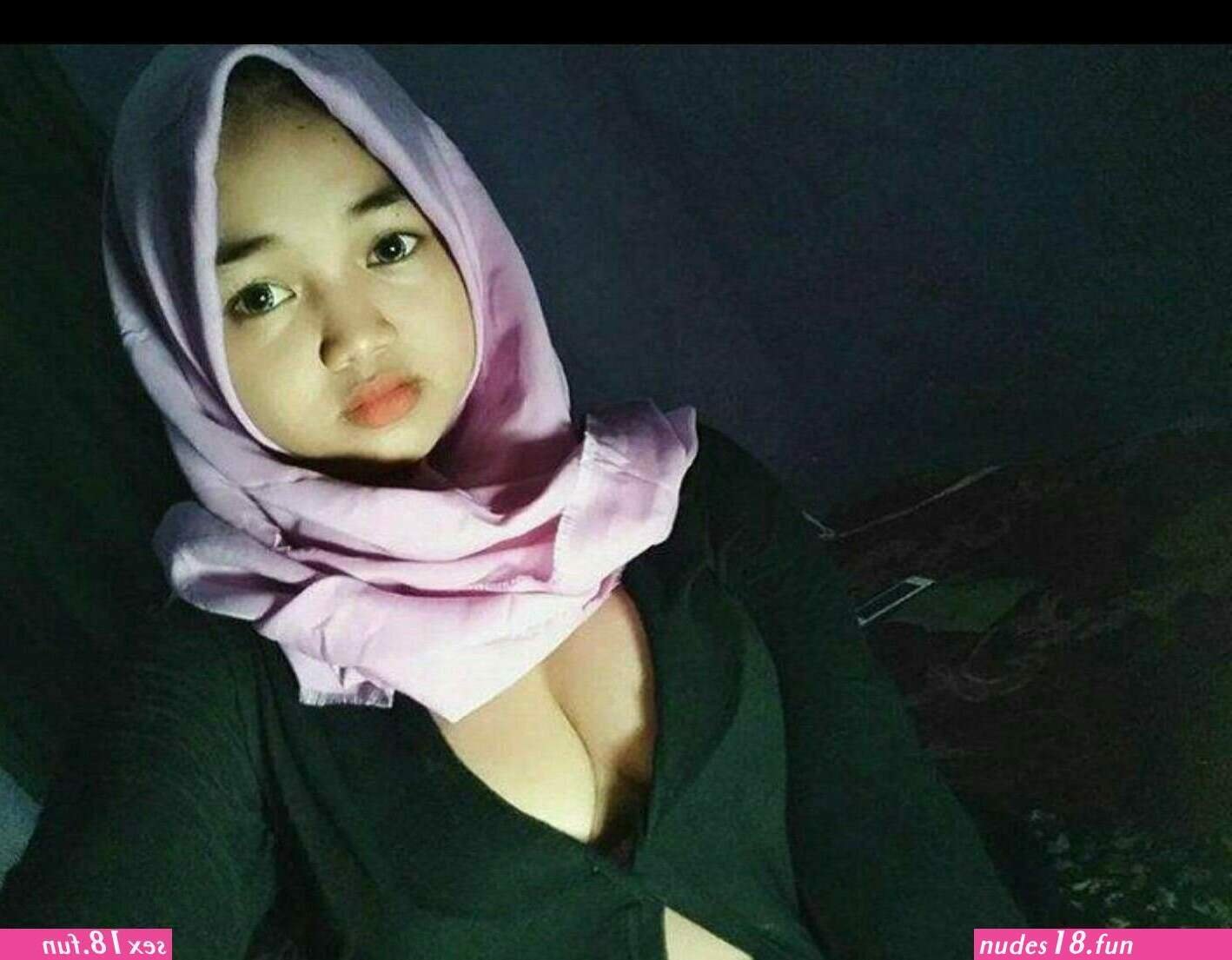 Jilbab pamer puting