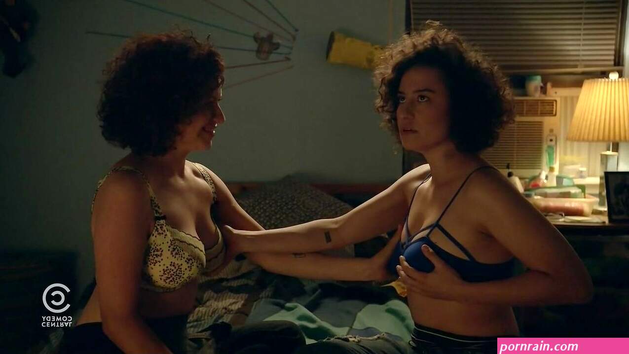 Naked Alia Shawkat in Broad City ANCENSORED
