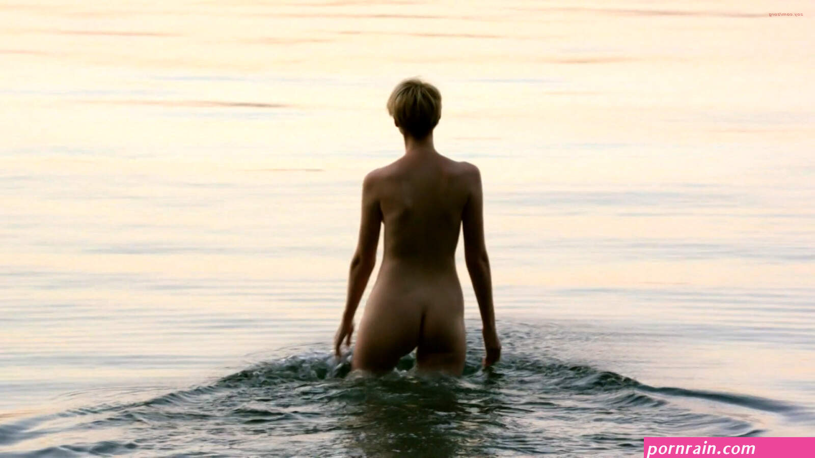 Elizabeth Debicki nude butt naked