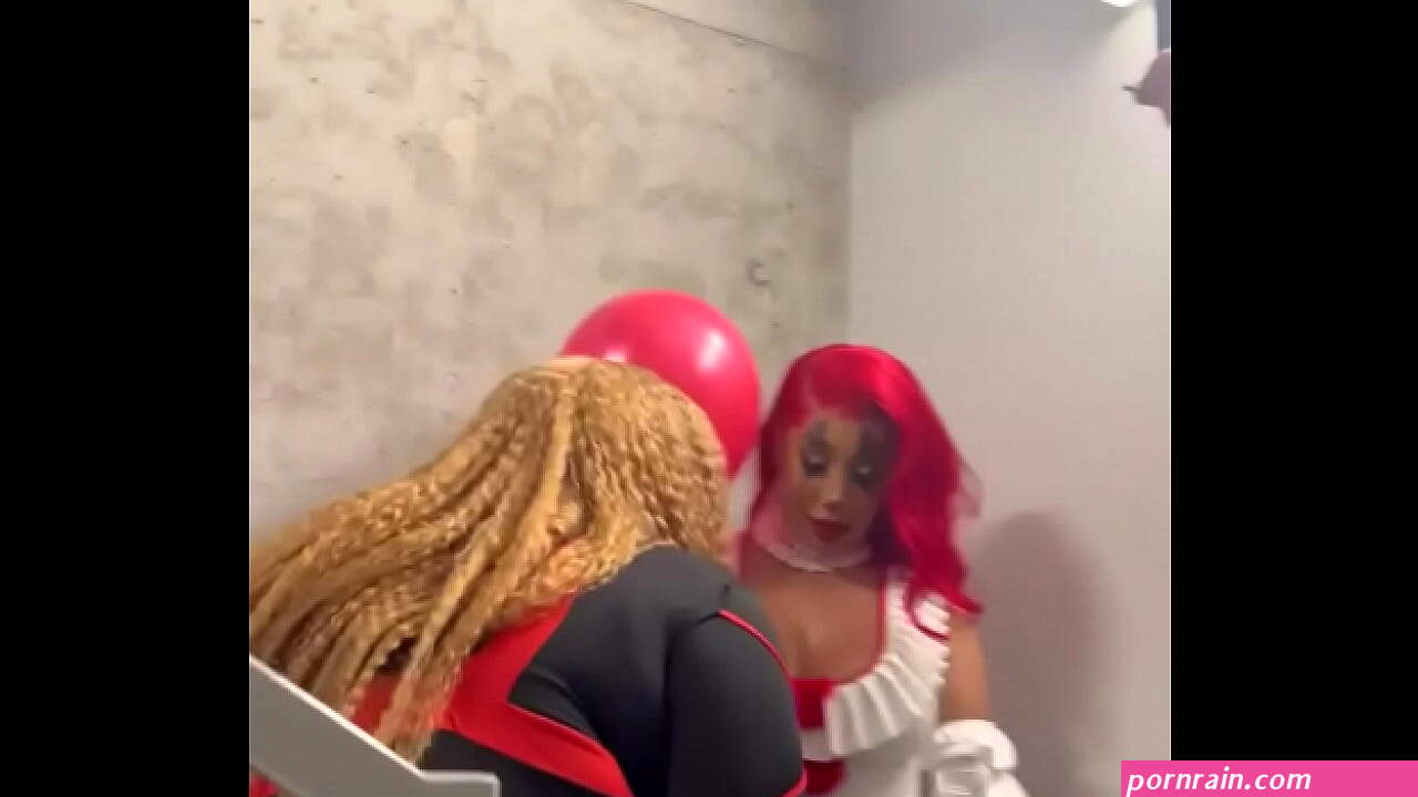 TSROXIEXXX finally links up with a IG baddie Iloveaokifor her first female collab and nutted within 10 mins