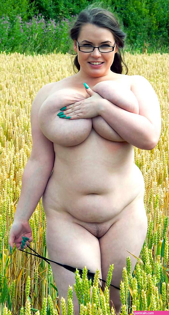 Amateur chubby women posing naked outdoors