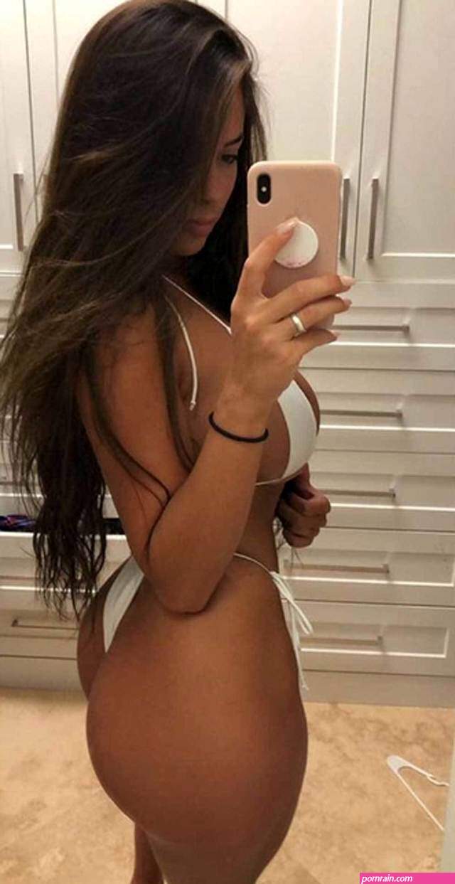 NBA: Rachel Bush queen of the hot selfies at the NBA with a friend