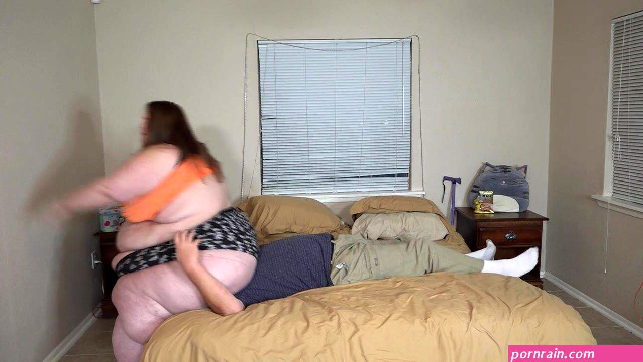 SSBBW FACESITTING ON BED