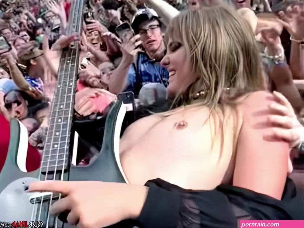 Victoria De Angelis Rocking With Her Nude Tits Out At Lollapalooza