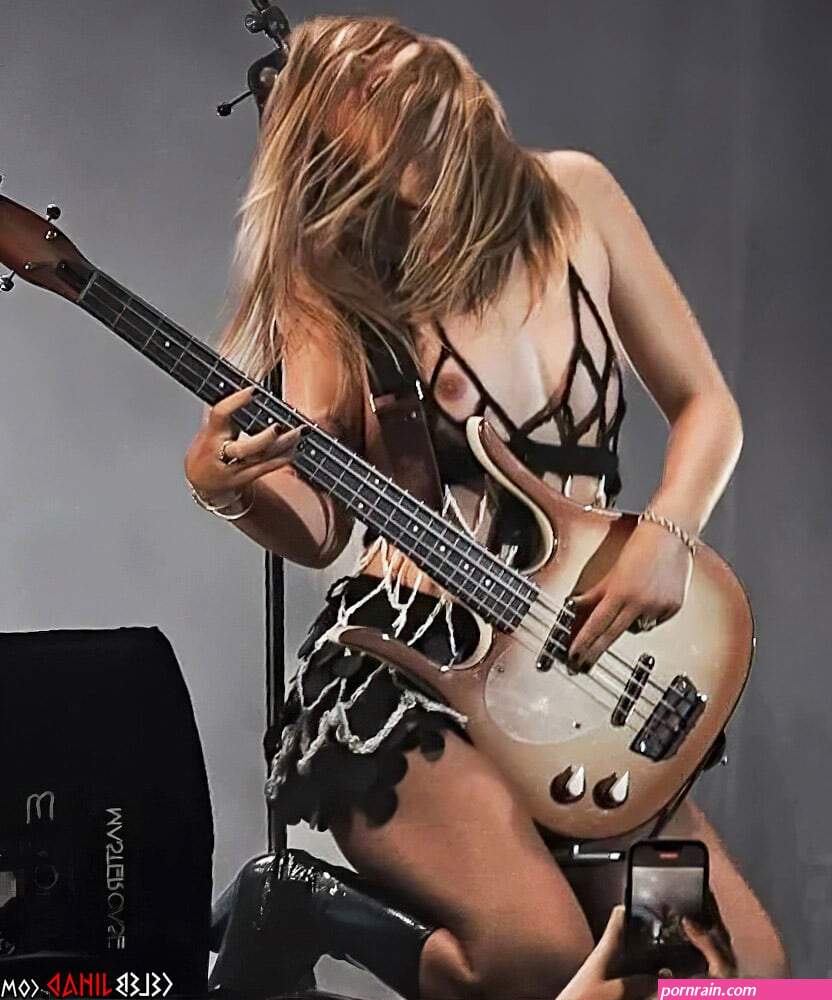 Victoria De Angelis Rocking With Her Nude Tits Out At Lollapalooza