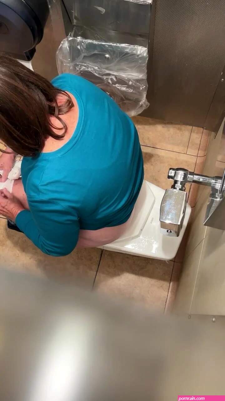 White Milf shitting on toilet Overstall