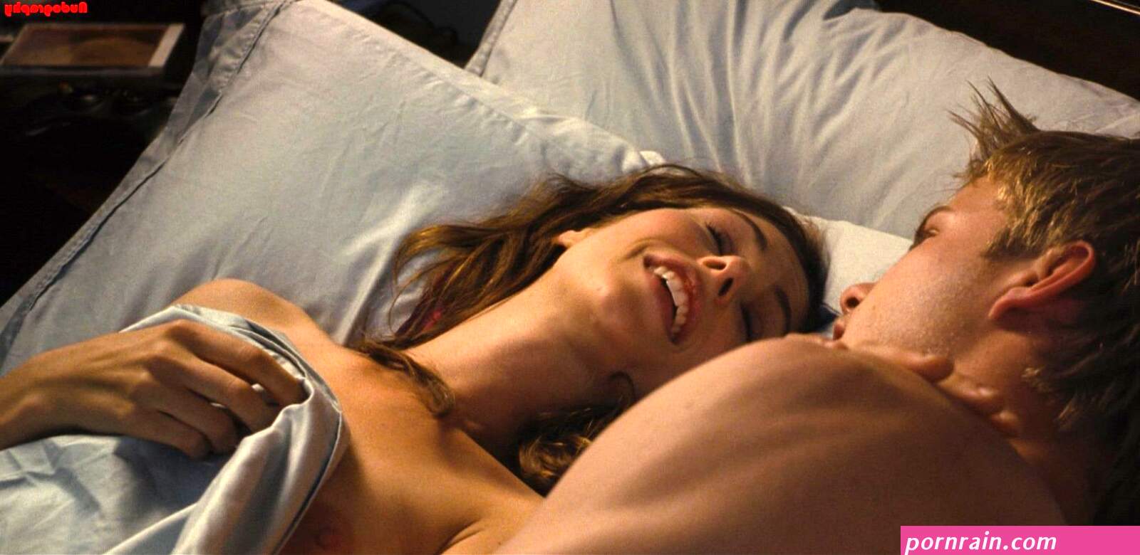 Amanda Crew nude