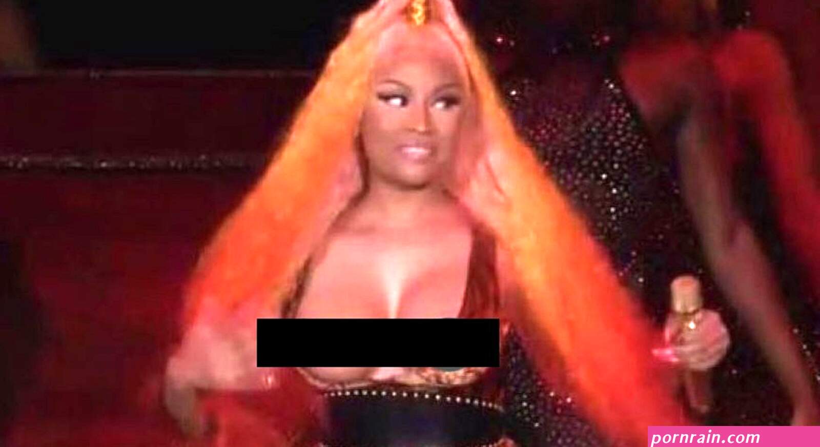 Oops! Nicki Minajs Bobs Pop-out During Made in America Festival Performance!