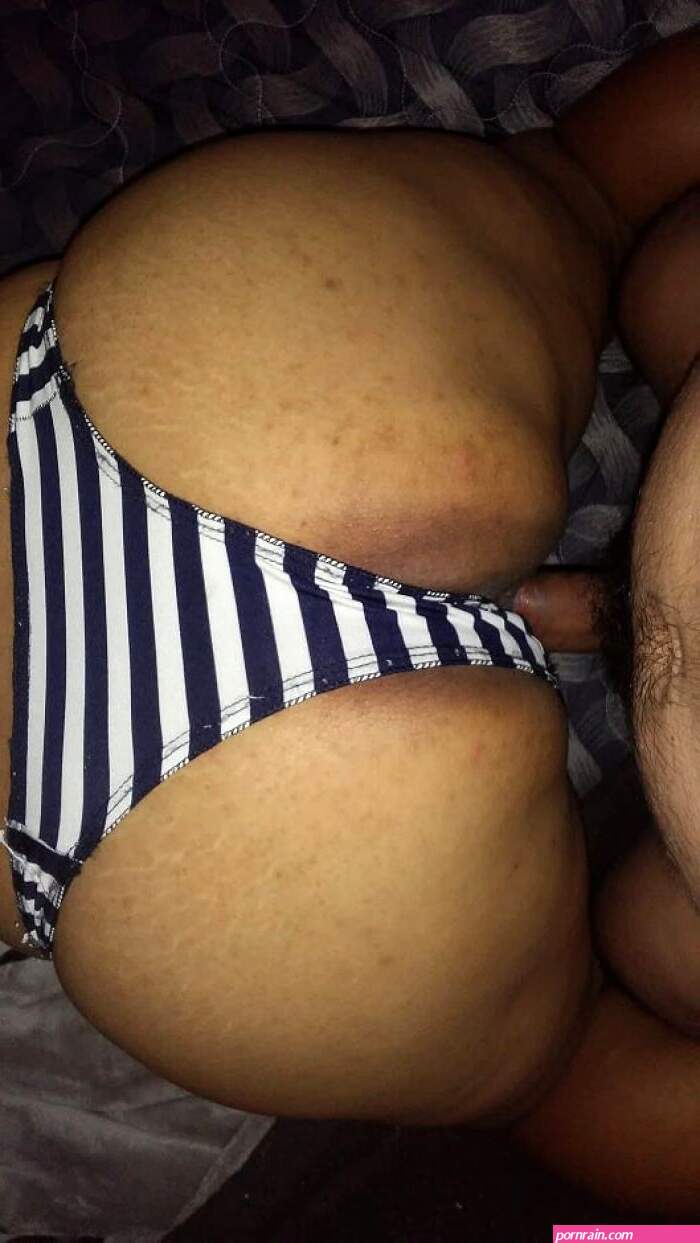 Mi esposa en tanga cojiendo de a perrito