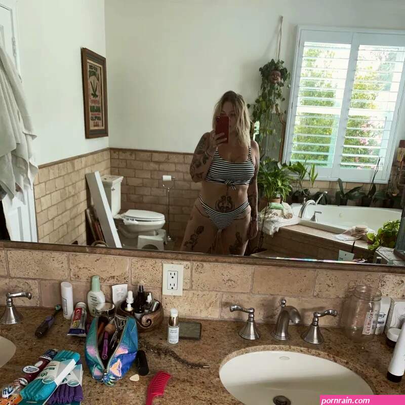 Elle King Bikini Photos: Country Singers Swimsuit Pictures