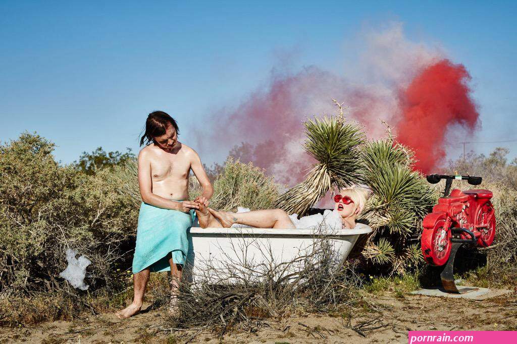 Elle King on X: Remember when I was naked in the desert in front of entire crew? This was my fav shot from the video! What is yours?