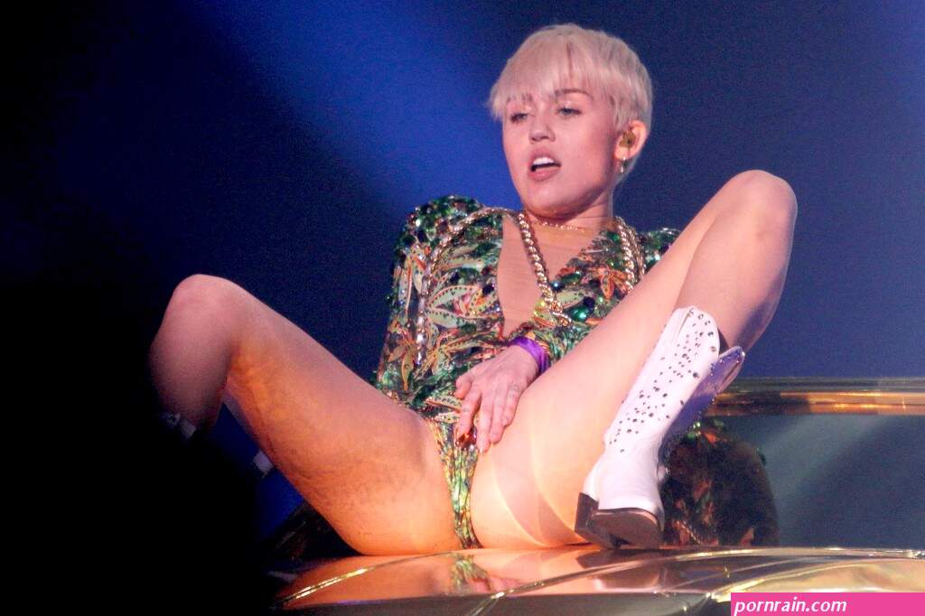 Photos : Miley Cyrus feint une masturbation sur scène