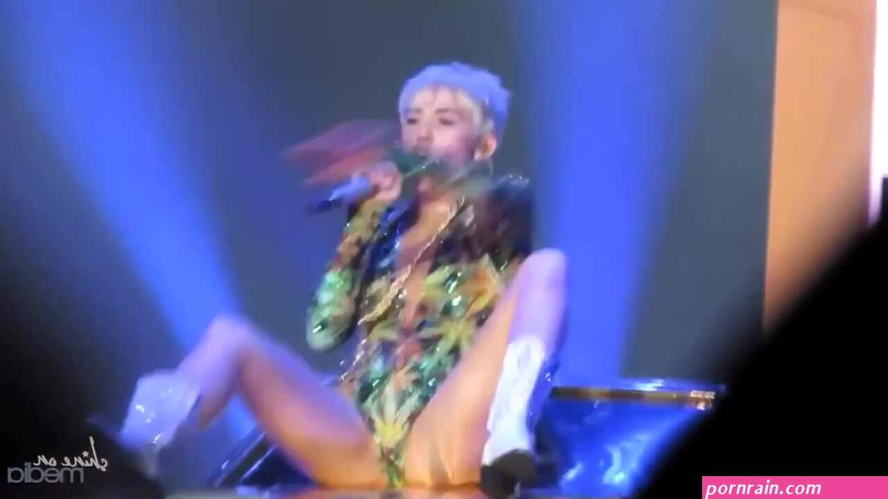 Miley Cyrus Fingers Herself On Stage Miley Cyrus Masturbating Miley Cyrus Fingering Herself