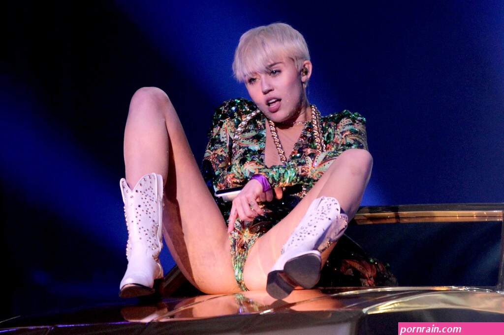 Photos : Miley Cyrus feint une masturbation sur scène