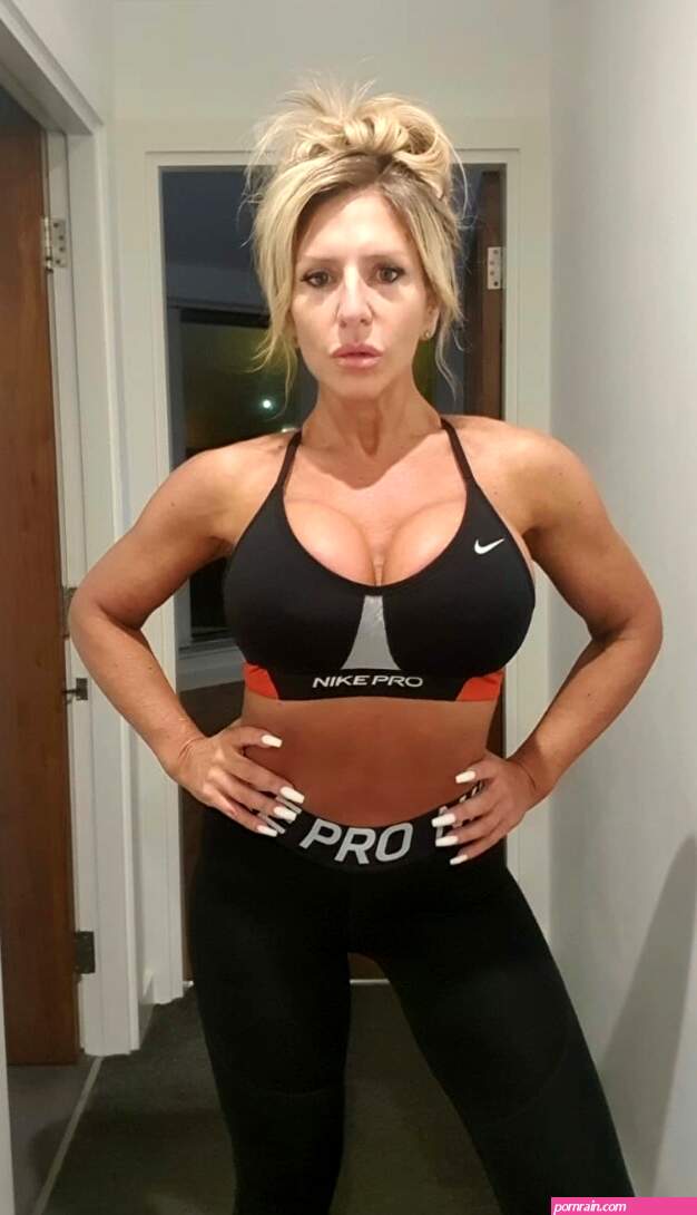 Misssarahblue on X: Gym queen! Explicit workout content on my onlyfans milf mature gym workout milfporn feet footfetish