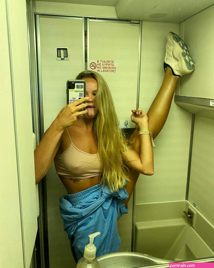 Airplane Bathroom Selfies of the Day