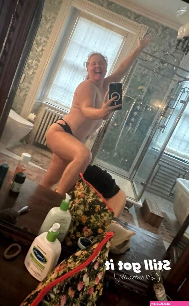 Amy Schumer Unveils Topless Selfie With 40 Extra Lbs