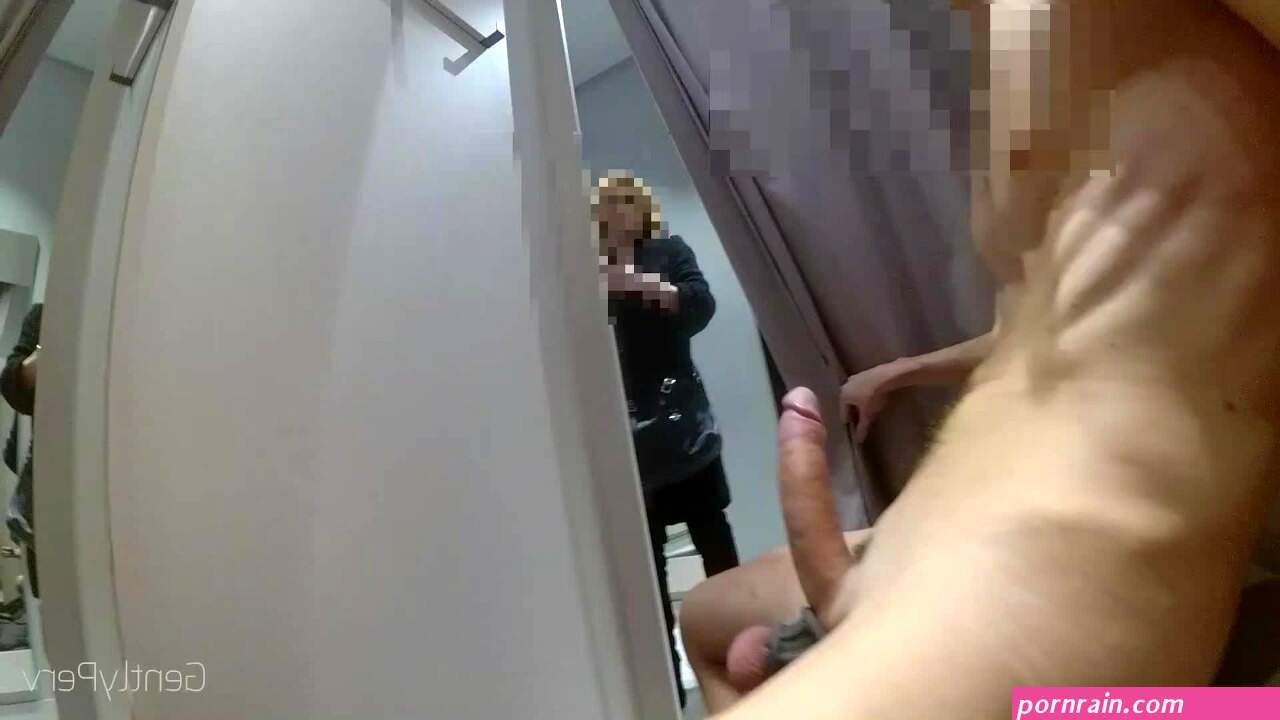 DRESSING ROOM PART1. La signora non riesce a smettere di guardarmi.