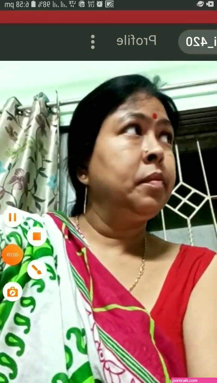 Aunty showed her big backyard and hairy pussy bosom to the fans Indian Video
