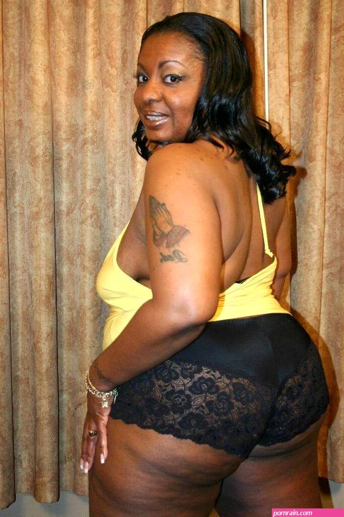 Nake sugar mummy with big virgina Full HD Adult image.