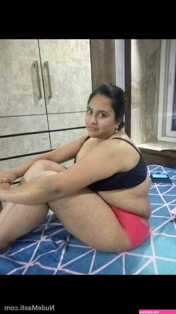 Chubby aunty nude pics captured by neighbour