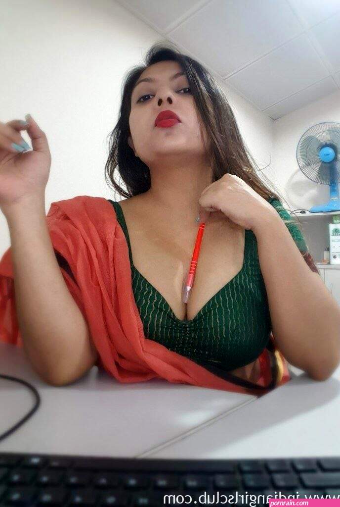Mature Indian MILF Bhabhi Full XXX Nudes