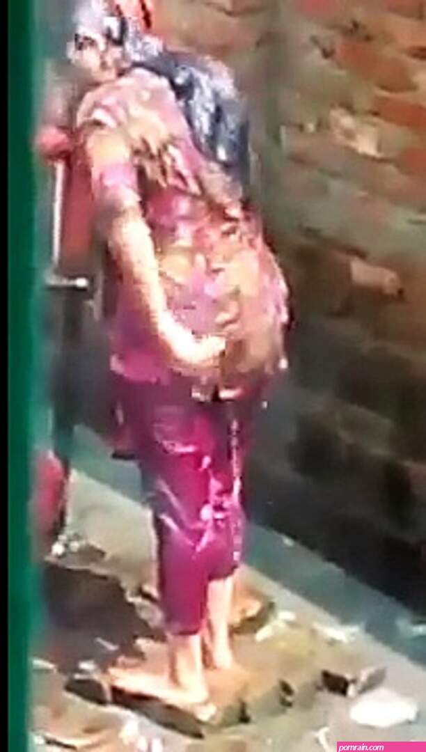 Desi Larki Naha Rahi Hai
