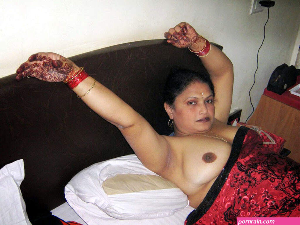 Desi Nude Aunty Showing Big Boobs Pics 2
