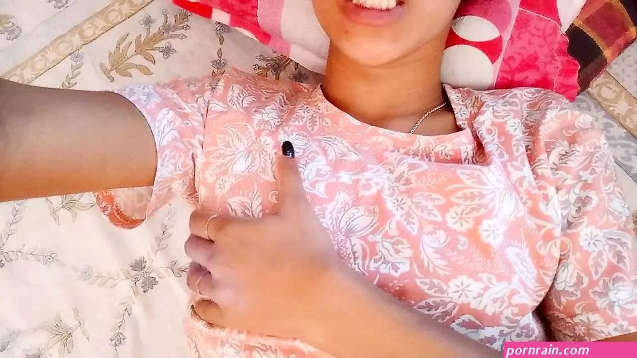 Desi girl showing boobs