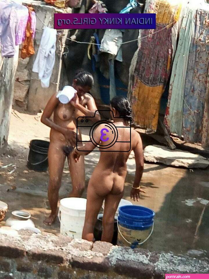 Desi girl bathing naked caught in spy camera