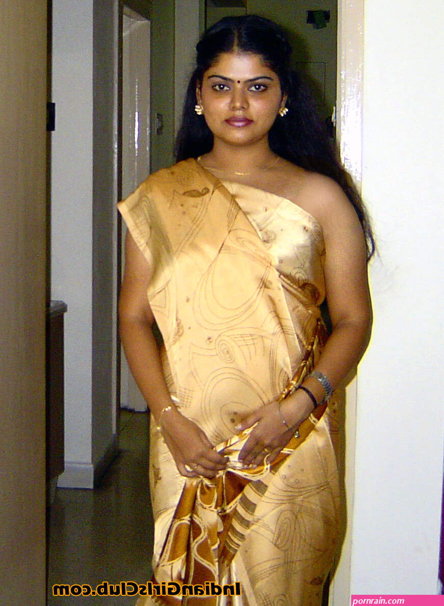 indian aunty removing saree