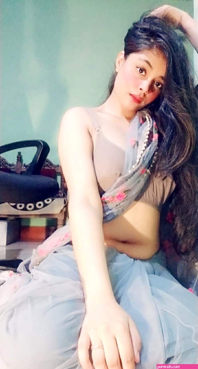 Hot girl in saree