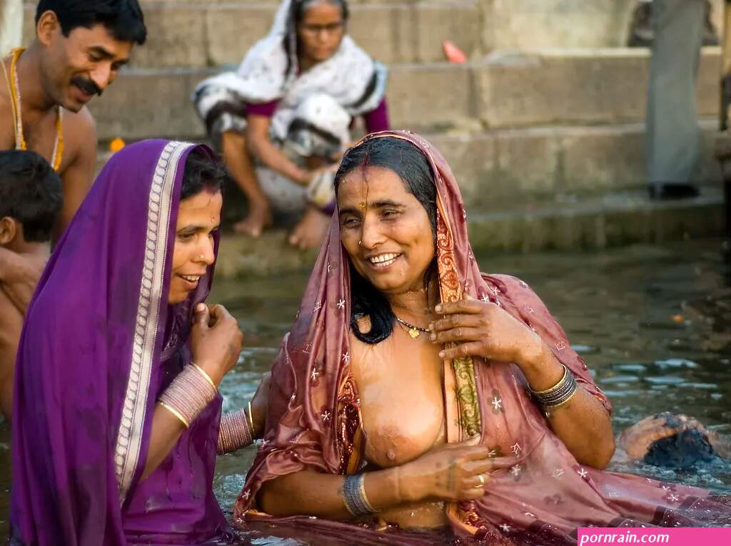 Aunty Open Bathing In Ganga