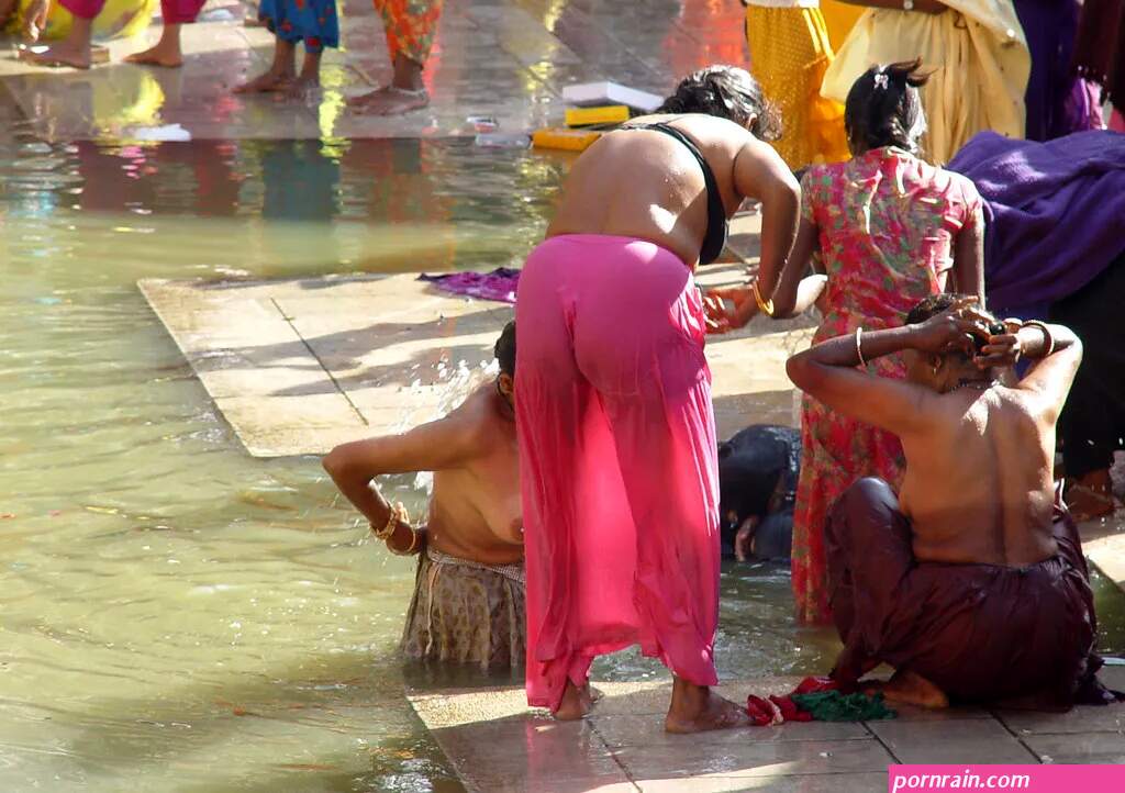 Aunty Open Bathing In Ganga