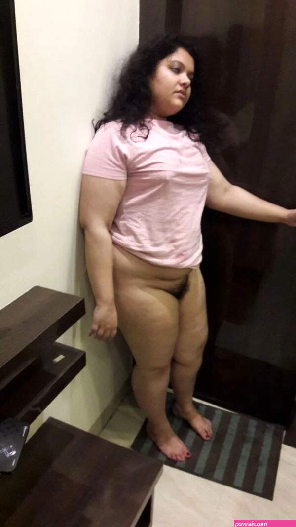 Chubby Bengali girl boobs and pussy pics