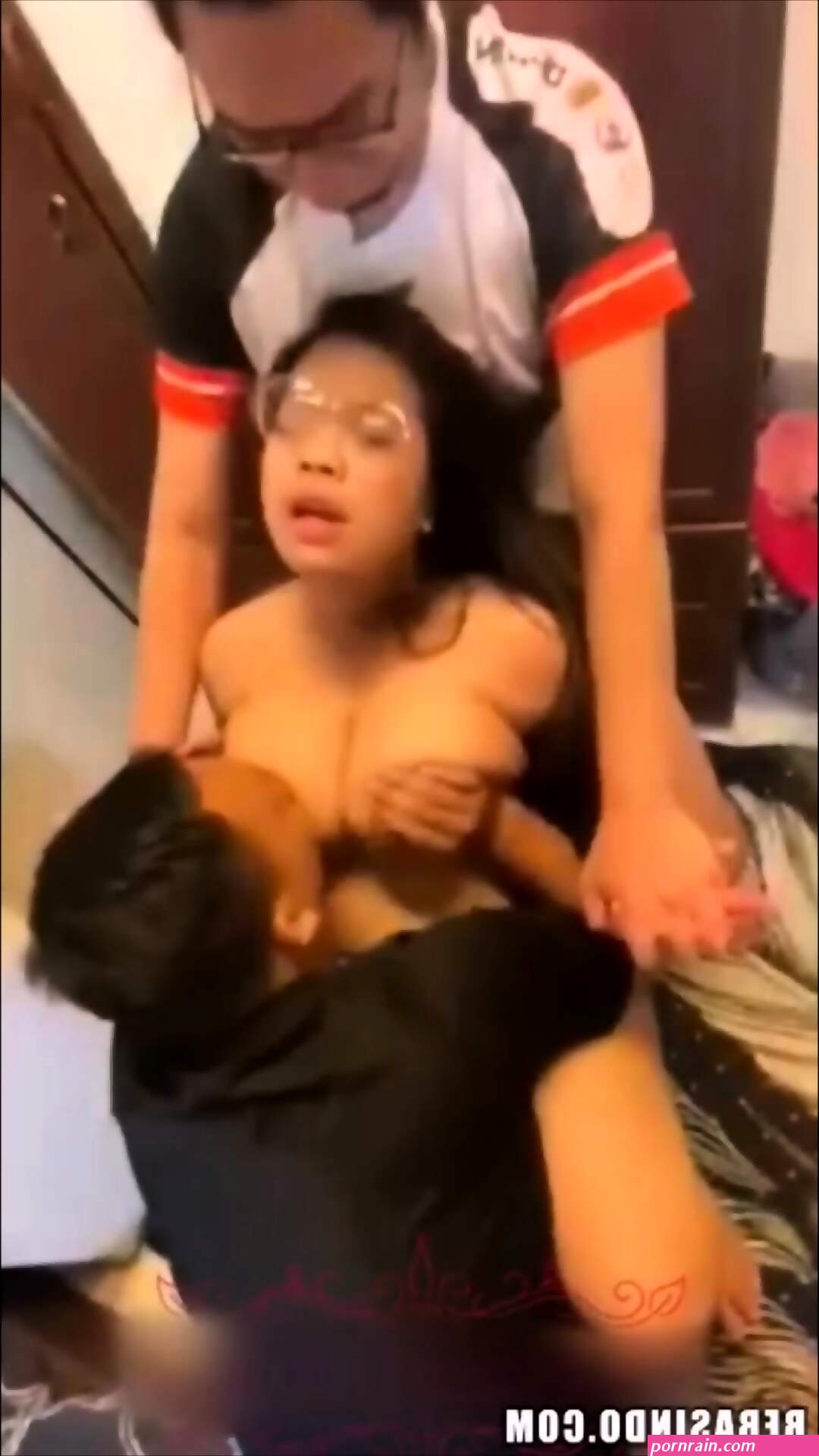 Bokep Indo Hijab Tobrut Di Gangbang Rekan Sekerja
