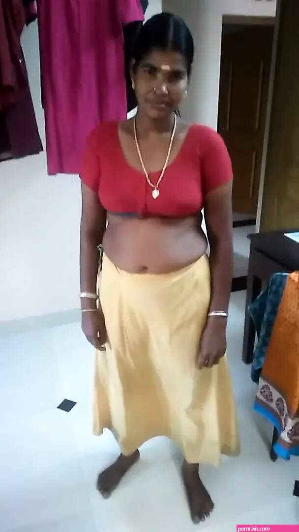 Malayali hot aunty in a saree shows her nude body to neighbor