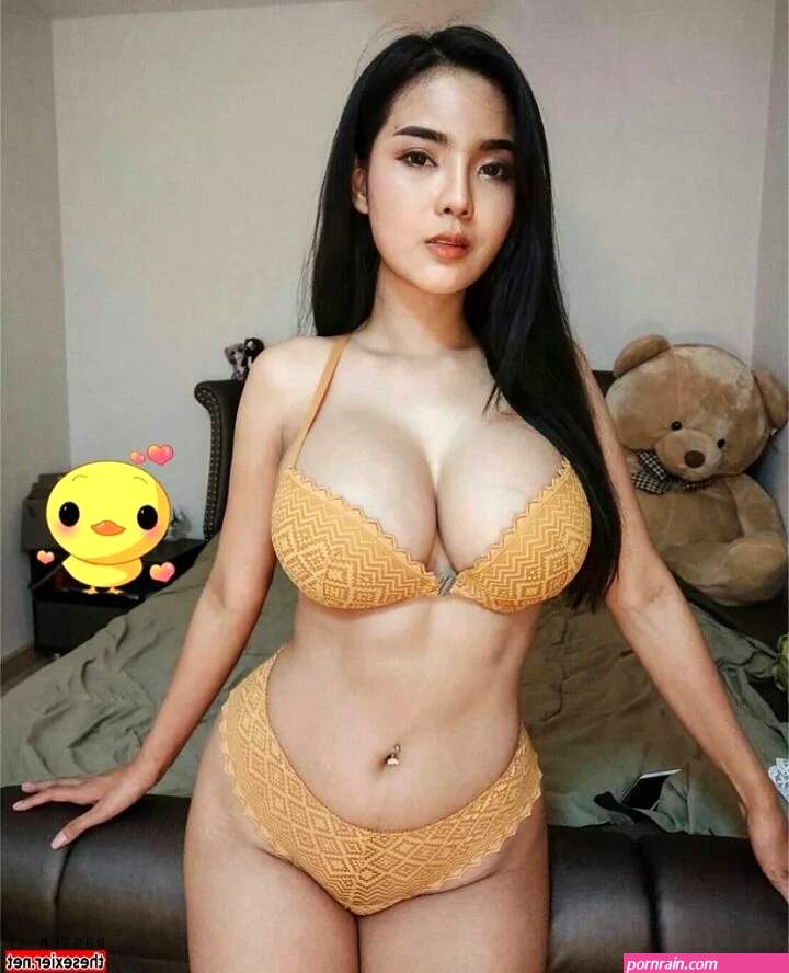 Yanisa Noey Samohom: The hot Thai girl you must follow 25 Pics