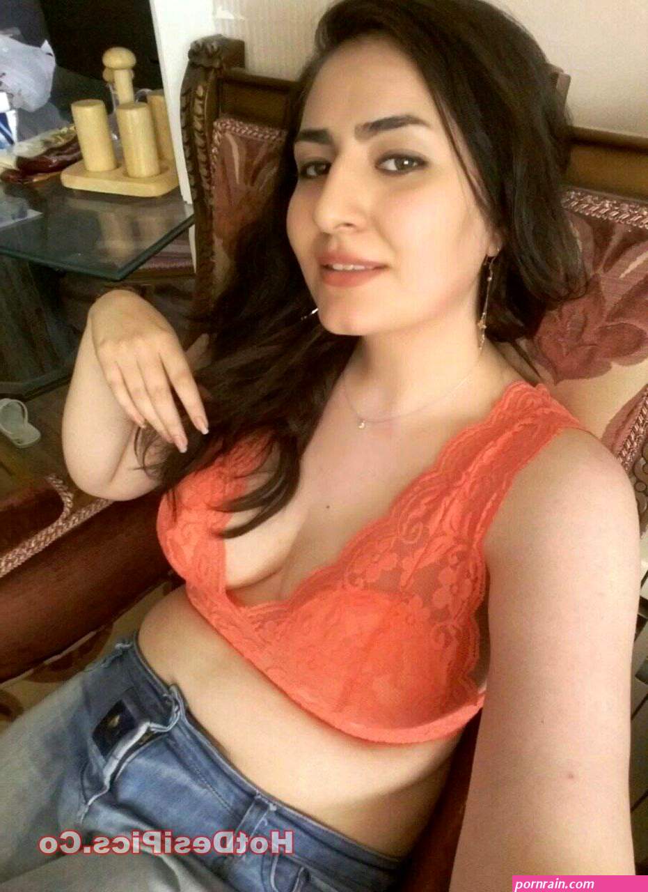 Hot Indian Bhabhi Nude Pussy and Boobs Photos
