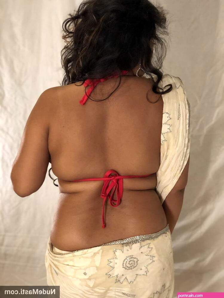 Sexy Gujarati bhabhi nude photos leaked online