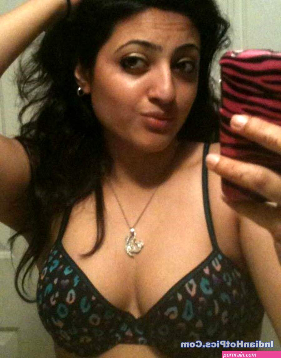 Super Sexy Pakistani Girl Ke Leaked Nude Selfies