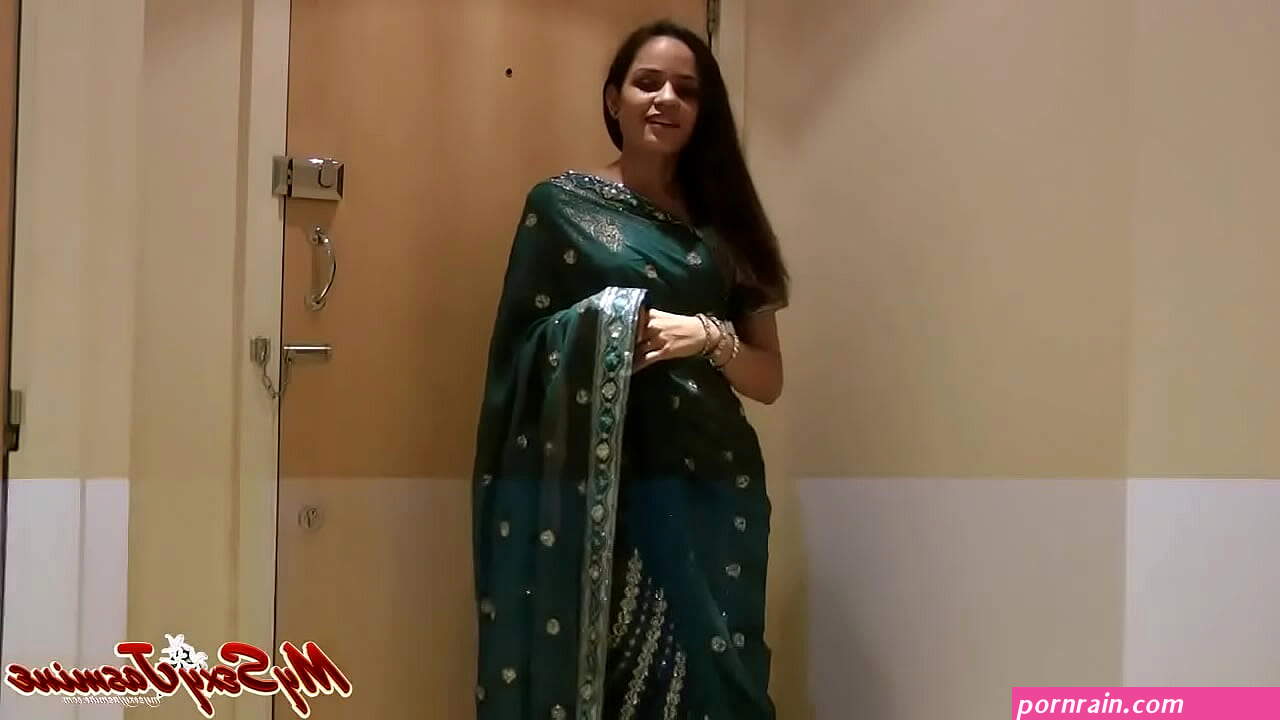 Pretty Girl Jasmine in Sari strips to show us