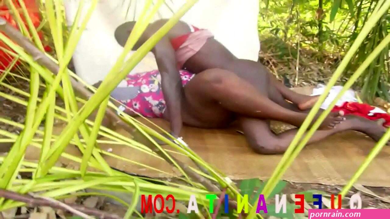 AFRICAN HOUSEWIFE COULDNT RESIST TO FUCK A NATIVE DOCTOR AT HIS SHRINE.